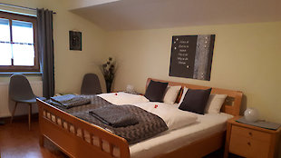 Gemütliches Schlafzimmer in der Ferienwohnung Tenne auf dem Ederhof